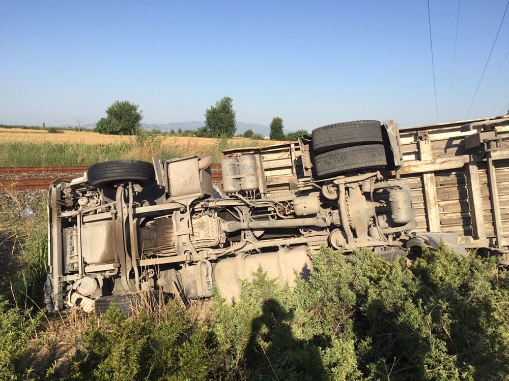 Kontrolden çıkan tır, şarampole devrildi